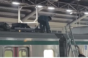 মেট্রোর ছাদে যাত্রী, ট্রেন চলাচল সাময়িক স্থগিত