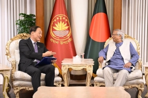 বাংলাদেশকে বৈশ্বিক ‘উৎপাদন কেন্দ্র’ হিসেবে গড়ে তুলতে চান প্রধান উপদেষ্টা