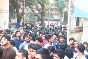 অধ্যাদেশ নিয়ে শিক্ষার্থীদের দুই পক্ষে উত্তেজনা, ঢাকা কলেজে পুলিশ মোতায়েন