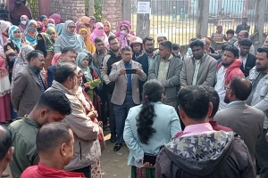 তালাবদ্ধ ক্লাসরুম ভেঙে পরীক্ষা নিলেন ইউএনও