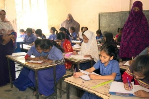 পরীক্ষা কেন্দ্রে নেই শিক্ষক, দায়িত্ব নিলেন অভিভাবকরা