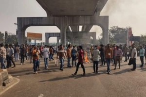 ৬ দফা দাবিতে আগারগাঁওয়ে মোবাইল ব্যবসায়ীদের বিক্ষোভ