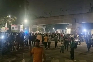 মধ্যরাতেও শিক্ষা ভবনের সামনে সাত কলেজ শিক্ষার্থীরা