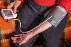 শীতে কেন বাড়ে রক্তচাপ? জানুন উপায় ও করণীয়