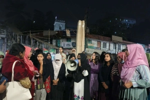 হাদির ওপর হামলার প্রতিবাদে জবিতে ছাত্রীদের বিক্ষোভ