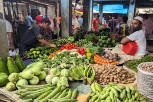 রাজধানীতে নিত্যপণ্যের দাম বাড়তি, পেঁয়াজ-তেলের দাম চড়া