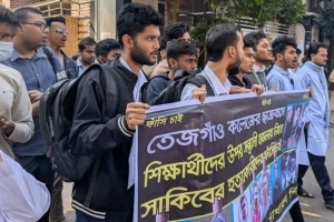 ফার্মগেটে শিক্ষার্থীদের বিক্ষোভ, সতর্ক অবস্থানে পুলিশ