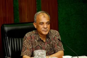 সাংবাদিকদের এড়িয়ে গেলেন স্বরাষ্ট্র উপদেষ্টা