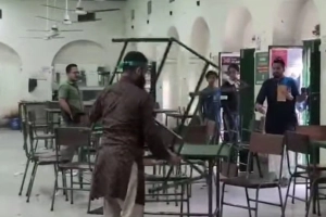 ঢাবির মধুর ক্যান্টিনে ভাঙচুর, শিক্ষার্থীদের হাতে আটক ১