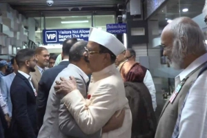 
নেতাকর্মীদের সঙ্গে তারেক রহমানের কুশল বিনিময়