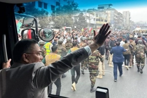 
দেড় যুগ পর দেশের মাটিতে পা রাখলেন তারেক রহমান 