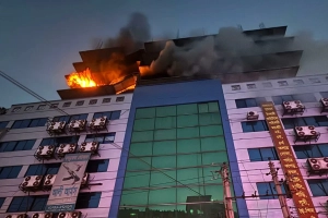 গুলিস্তানে খদ্দর বাজার শপিং কমপ্লেক্সের আ'গুন নিয়ন্ত্রণে