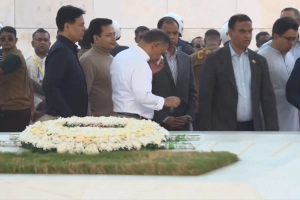 ১৯ বছর পর বাবার কবরের সামনে অশ্রুশিক্ত তারেক রহমান