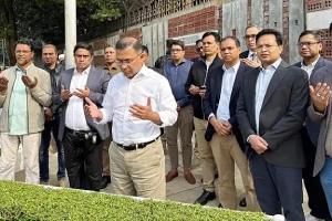 ছোট ভাইয়ের কবর জিয়ারত করলেন তারেক রহমান