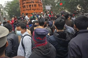 হাদি হ'ত্যার বিচার দাবিতে শাহবাগে জড়ো হচ্ছে ছাত্র-জনতা