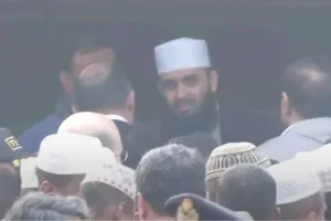 খালেদা জিয়ার কফিন কাঁধে তুলে নেন মিজানুর রহমান আজহারী