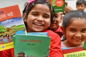 বই উৎসবে বৈষম্য: প্রাথমিকে হাসি ফুটলেও মাধ্যমিকে বিষাদ