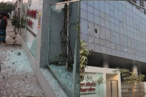 বিটিআরসি ভবনে মোবাইল ব্যবসায়ীদের হামলা ও ভাঙচুর, আটক ৫