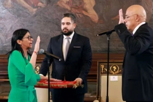 ভেনেজুয়েলার অন্তর্বর্তী প্রেসিডেন্ট হিসেবে ডেলসি রদ্রিগেজের শপথ গ্রহণ