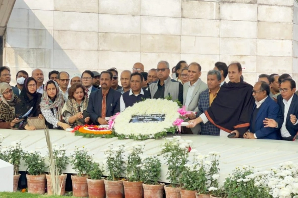 বেগম খালেদা জিয়ার সমাধিতে ঢাবি অ্যালামনাইয়ের শ্রদ্ধা