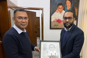 কার্টুনিস্ট উদয়ের আঁকা বিশেষ কার্টুন উপহার নিলেন তারেক রহমান