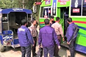 চলন্ত বাসে রাতভর ছাত্রীকে ধ-র্ষ-ণ, গ্রেফতার ৩