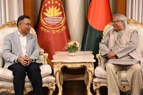 প্রধান উপদেষ্টাকে তারেক রহমানের ফুলেল শুভেচ্ছা