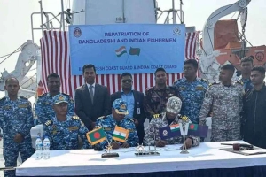পাঁচ ট্রলারসহ দেশে ফিরলেন ১২৮ বাংলাদেশি