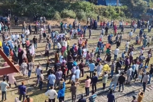 স্কেলের দাবিতে রেলপথ অবরোধে সরকারি কর্মচারীরা