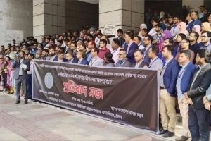 অর্থ উপদেষ্টার পদত্যাগ চাইলেন কেন্দ্রীয় ব্যাংকের কর্মকর্তারা