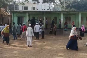 ভোটকেন্দ্রে সং-ঘর্ষ, সরাইলে ১০ মিনিট বন্ধ ভোট 