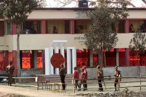 ভোটকেন্দ্রেই কন্যাসন্তান প্রসব করলেন নারী