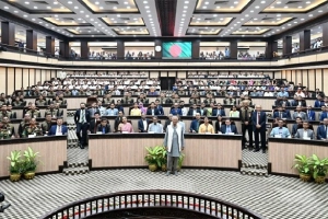 কার্যালয়ের কর্মকর্তাদের উদ্দেশ্যে বিদায়ী ভাষণ দিলেন প্রধান উপদেষ্টা