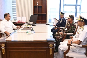 প্রধানমন্ত্রীর সাথে তিন বাহিনী প্রধানের সাক্ষাৎ