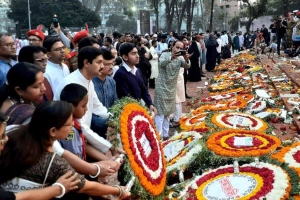 ভোরের আলো ফুটতেই জনসমুদ্রে পরিণত হলো কেন্দ্রীয় শহিদ মিনার