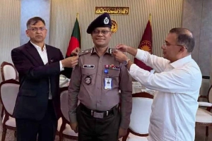 নতুন আইজিপিকে ব্যাজ পরালেন প্রধানমন্ত্রী