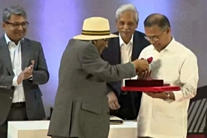 পদক নিতে গিয়ে প্রধানমন্ত্রীকে লাল গোলাপ উপহার