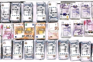 শাহজালাল বিমানবন্দরে ৪ কোটি টাকার বৈদেশিক মুদ্রাসহ আটক ২