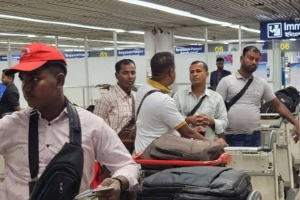 ফ্লাইট বাতিলে ভোগান্তিতে মধ্যপ্রাচ্যগামী যাত্রীরা