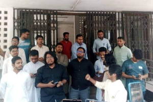 নিষিদ্ধ ছাত্রলীগের পোস্টার: ঢাবি প্রক্টর অফিস ঘেরাও করল ডাকসু