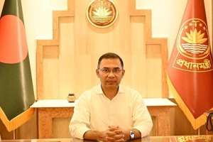 ছুটির দিনেও তেজগাঁওয়ে অফিস করছেন প্রধানমন্ত্রী