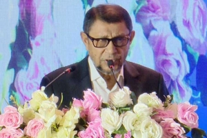 অপারেশন ছাড়াই সুস্থতার অভিজ্ঞতা শোনালেন স্বাস্থ্যমন্ত্রী