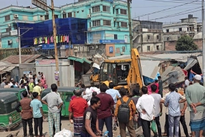 ঈদযাত্রা নির্বিঘ্ন করতে মহাসড়ক দখলমুক্ত করছে প্রশাসন