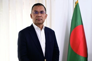 সচিবালয়ে যাওয়ার পথে প্রধানমন্ত্রীর চমকপ্রদ মন্তব্য: ‘চলেন যুদ্ধে যাই’