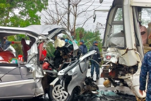 ভয়াবহ সড়ক দুর্ঘটনায় বর-কনেসহ প্রাণ গেল ১৩ জনের