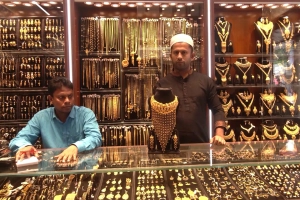 দেশের বাজারে আবারও কমলো স্বর্ণ-রুপার দাম