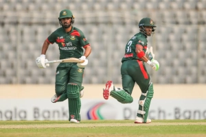 তানজিদের সেঞ্চুরিতেও ৩০০ পার করতে পারল না বাংলাদেশ