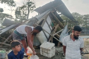 মধ্যরাতের হঠাৎ ঝড়ে ভোলায় অর্ধশত ঘর ক্ষতিগ্রস্ত