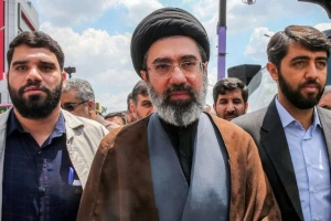 হামলার মিনিট আগে বাগানে গিয়ে বেঁচে যান মোজতবা খামেনি