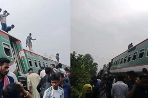 চলন্ত ট্রেন লাইনচ্যুত, ছাদ থেকে পড়ে আহত অনেকে
